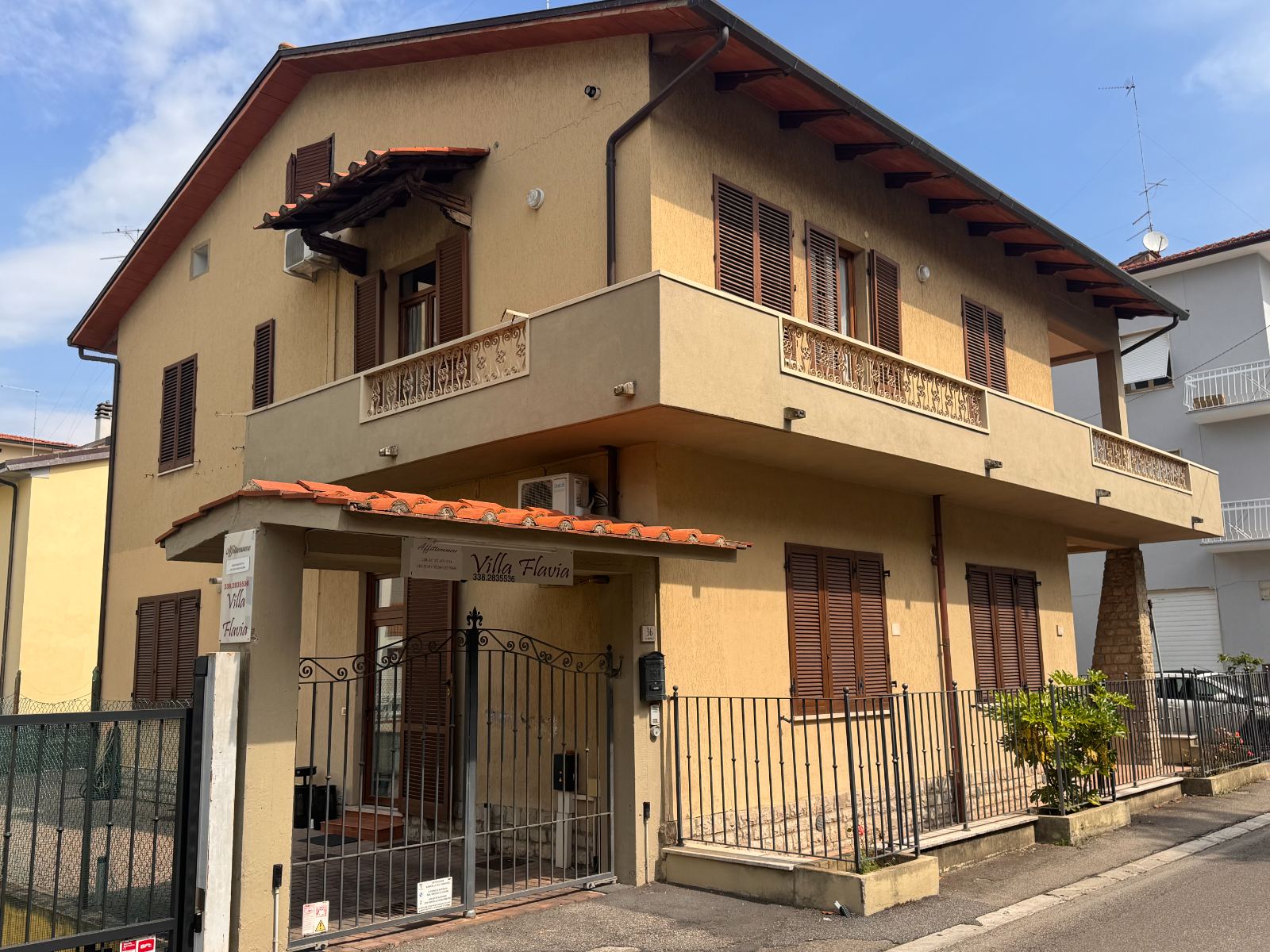 Facciata di Villa Flavia, vista su Arezzo